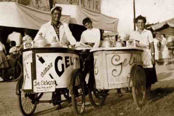 Vendedores callejeros de helados en Italia a principios del sigro XX