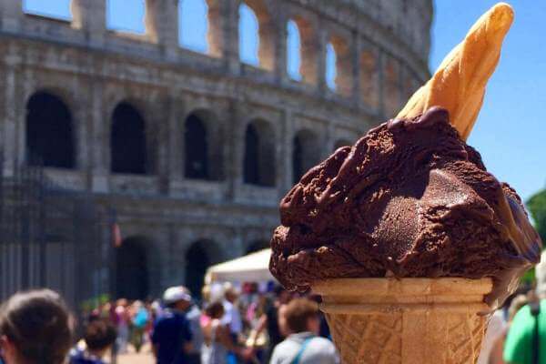 Helado en el coliseo romano